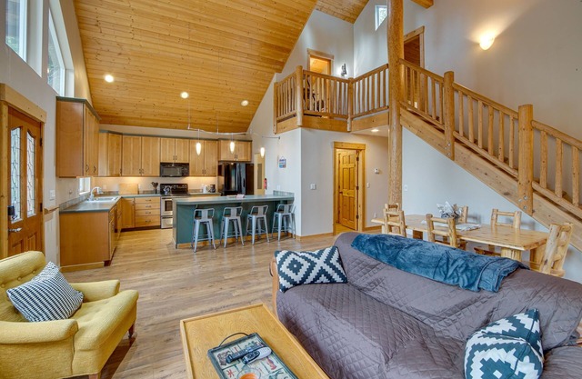 1 Mi to Lake Easton: Cabin w/ Fire Pit + Deck!