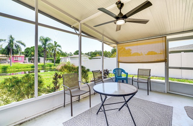 1 Mi to Lake Jackson: Home w/Screened Patio!