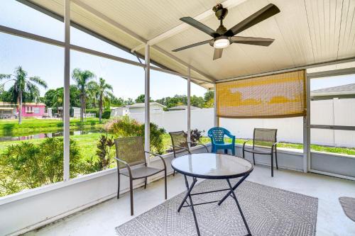 1 Mi to Lake Jackson Home with Screened Patio!