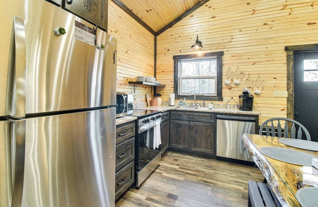 1 Mi to Lake Ludwig: Cabin w/ Fire Pit + BBQ