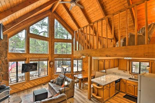 1 Mi to Lake Secluded Cabin with Deck in Munds Park