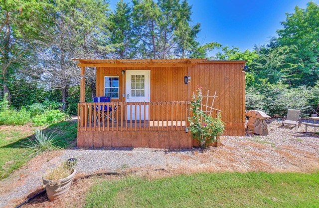 1 Mi to Lake Texoma: Cozy Studio w/Outdoor Space!