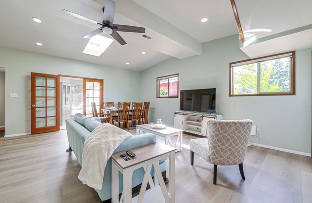 < 1 Mi to Lake Washington: Peaceful Apt in Kenmore