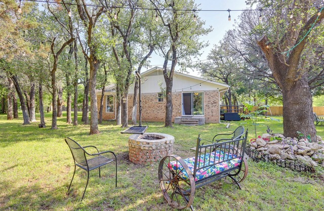 1 Mi to Lake Whitney: Morgan Home w/ Deck!