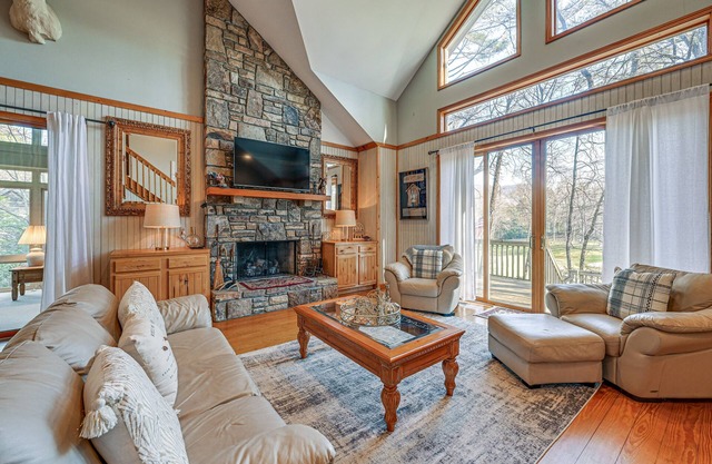 < 1 Mi to Marina: ‘Ford Mountain Retreat’ w/ Deck