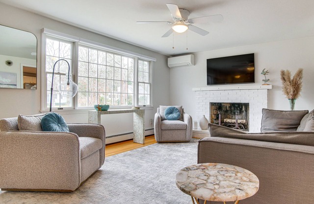 1 Mi to Megansett Beach: Charming Cape Cod Home