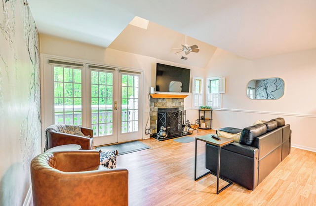 1 Mi to Mohegan Sun: Studio w/ Pool Access