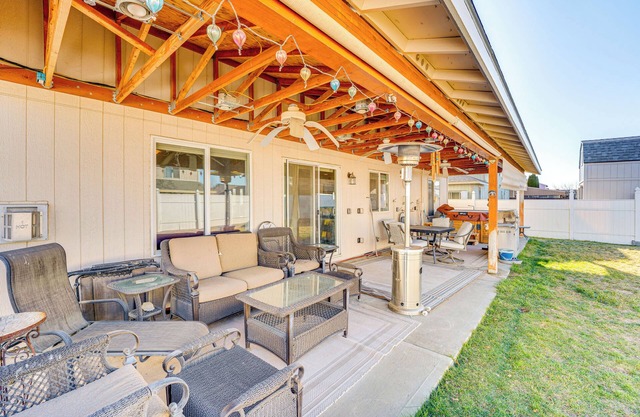 1 Mi to Moses Lake: Home w/ Private Yard & Hot Tub