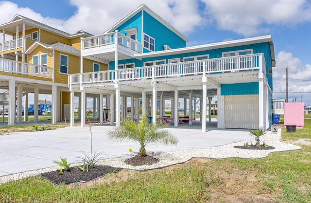 1 Mi to Ocean: Colorful Freeport Beach Rental!