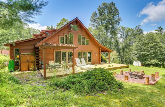 1 Mi to River: Cabin w/ Fire Pit in Milanville!