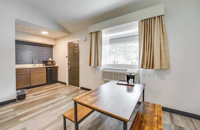 1 Mi to Riverfront: Sleek Port Huron Studio