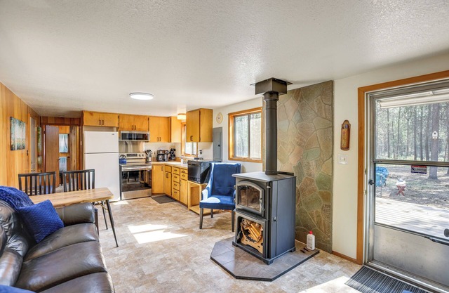 1 Mi to State Park: Peaceful La Pine Cabin w/ Deck