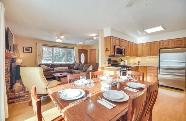 1 Mi to Sugarbush Resort: Dog-Friendly Home!