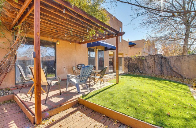 1 Mi to UNM: Convenient Albuquerque Townhome!