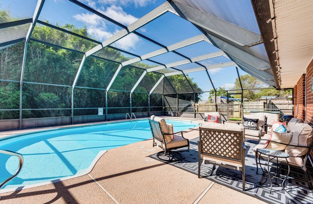 1 Mi to Zoo: 'Rustic Bungalow' in Gulf Breeze!