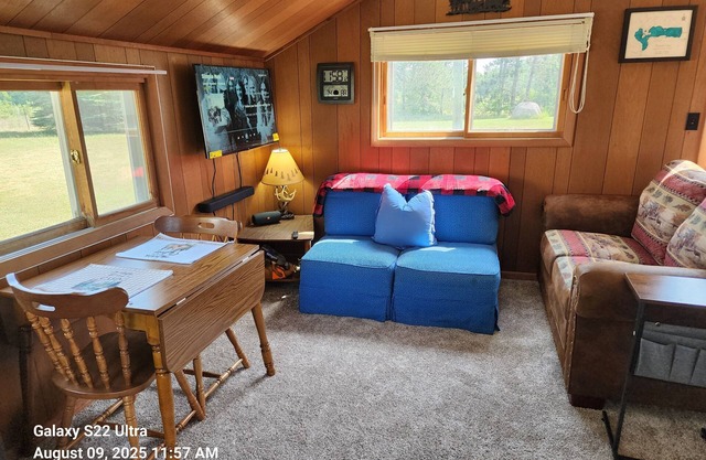 < 1 mile from Thumb Lake, Cozy cabin in charming Thumb Lake area.