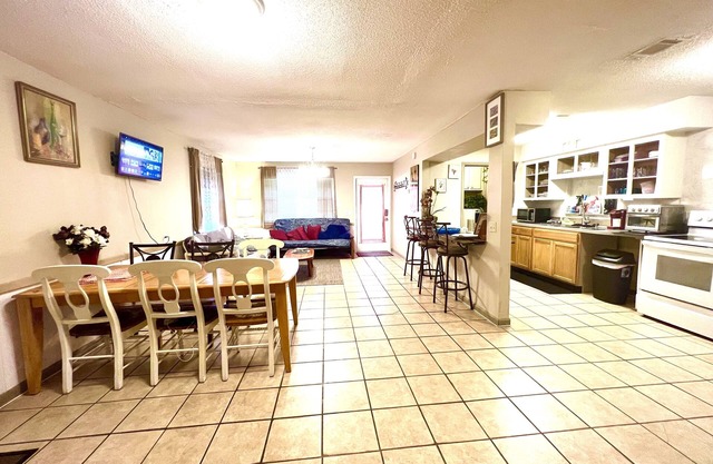 1 mile of I-95.Catch Cumberland Island ferry,beach horse riding, Zoo,JAX airport