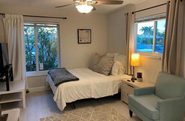 1 Mile to Bch!, E. Boca Studio w/ Private Entrance