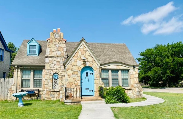 1 mile to Fort Sill! The CaroleBelle Cottage sleeps 8 with hottub,grills,firepit