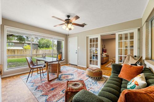1 Mile to Texas A&M & Kyle Field - 5BD with Pingpong Table, Firepit and parking for 8 cars!