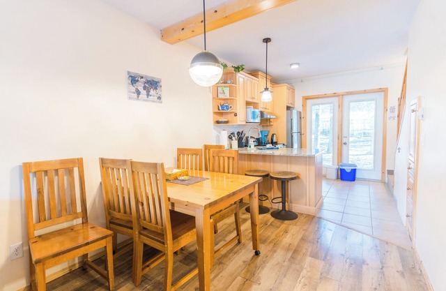 1 Min to Banff Gate Quiet End Unit Mountain view Banff gate 2B/2B/7ppl