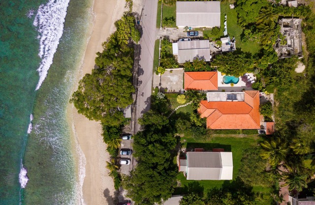 1 minute to the Beach! Family sized luxury Villa with Pool, West Coast Barbados