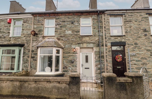 1 MONA TERRACE, pet friendly, with open fire in Llanfachraeth