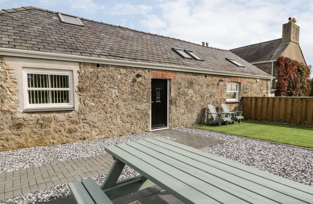 1 MOUNTAIN VIEW, pet friendly, character holiday cottage in Llangefni