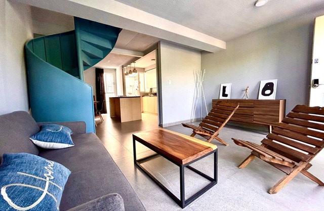10 min to Angeloplis! Family-sized, Netflix w/playground and Football park