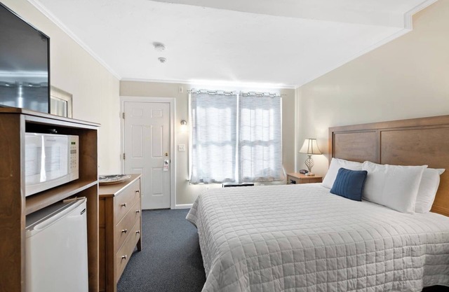 1 Queen Bed Suite Close to Beach & Dining