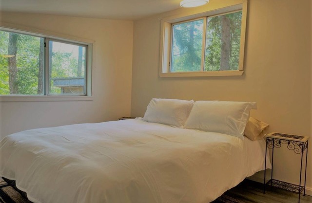 1 Queen Bedroom and Nook with Single Bed (New Listing)