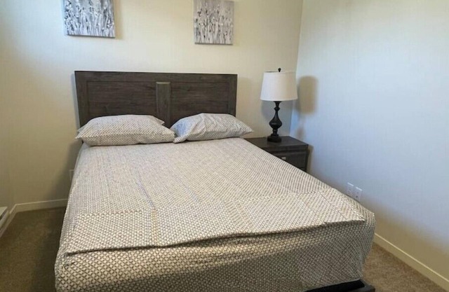 1 Queen BR Condo @ Seton, 3 mins to South Health campus