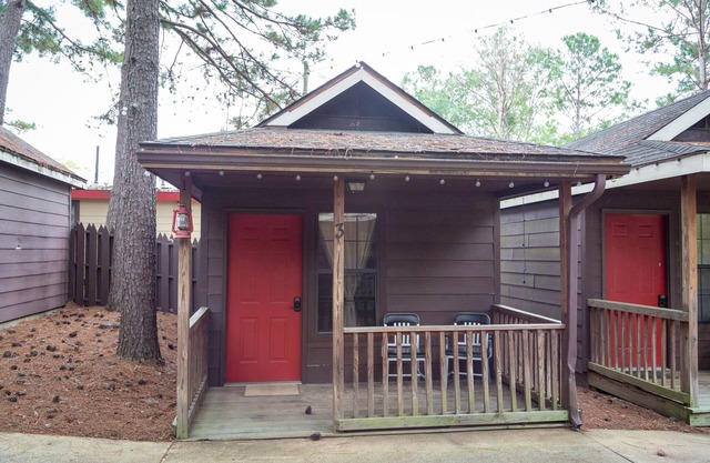1 rm cabin, shared bth house, at Kick Back Ranch.