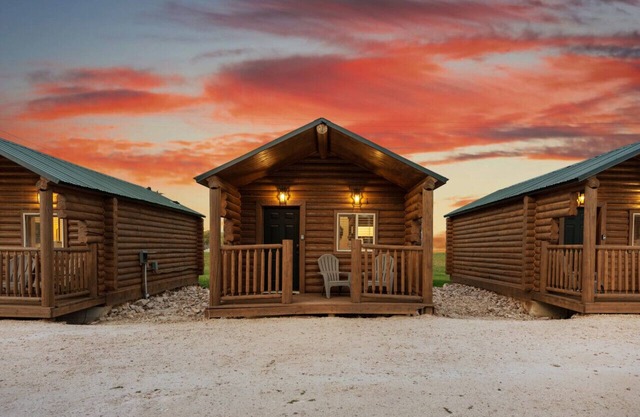 #1 Ski Cabin, Newly Remodeled! AC! New Beds! Sleeps 4