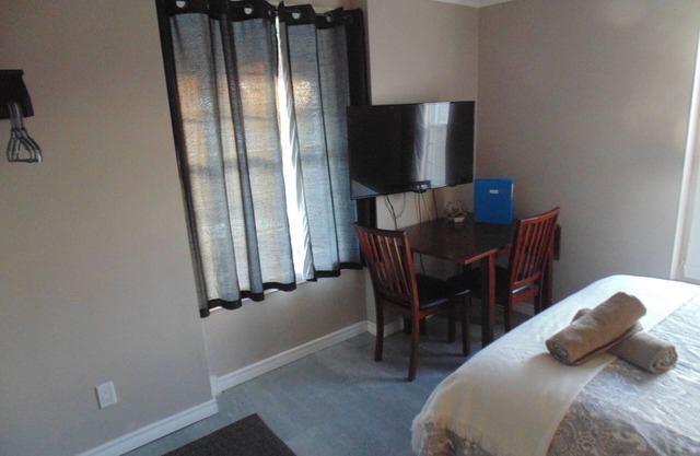 #1 Studio apartment with WiFi, AC in lovely Lefaivre, Ontario