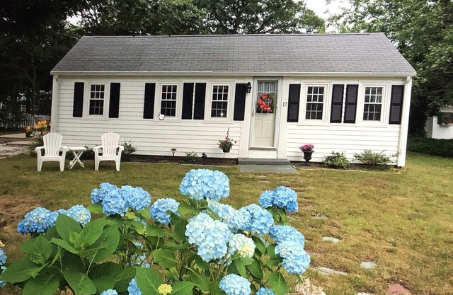 Cozy Cape Home: Quiet street near Seagull Beach, short walk to restaurant, shops