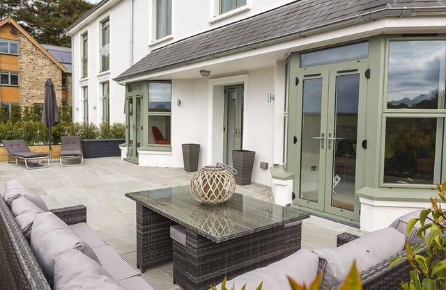 1 THE MANOR HOUSE, HILLFIELD VILLAGE, family friendly in Dartmouth
