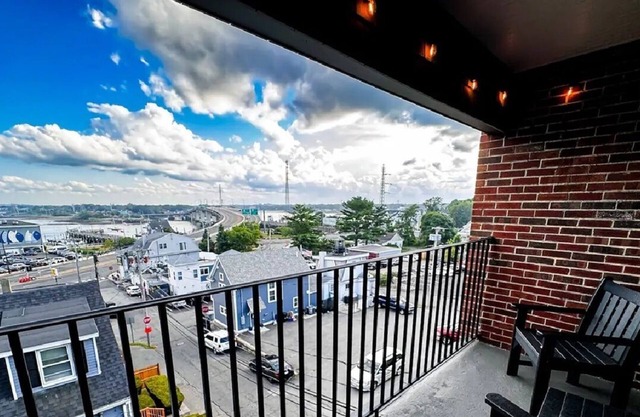 #1 Top Flr Waterview ~ Lux Design ~ Pvt Balcony