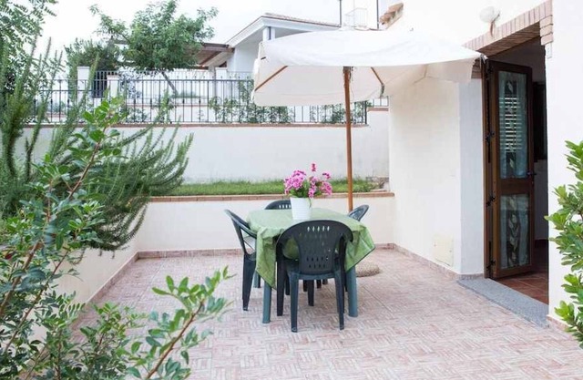 1 two-room apartment to the sea, with veranda, sun umbrella and outdoor furniture