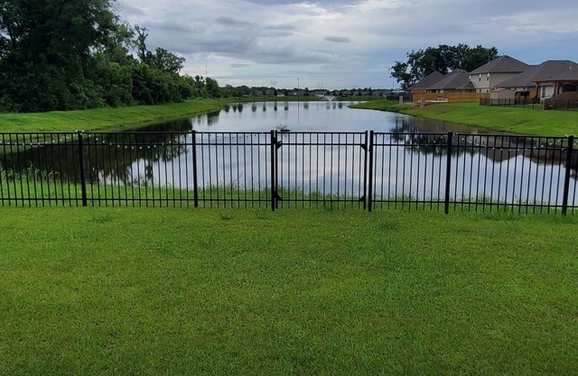 1 yr old Lake House 5 mins from Interstate I10