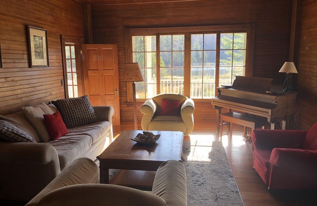 10 bdr Victorian house; private tennis court, lake