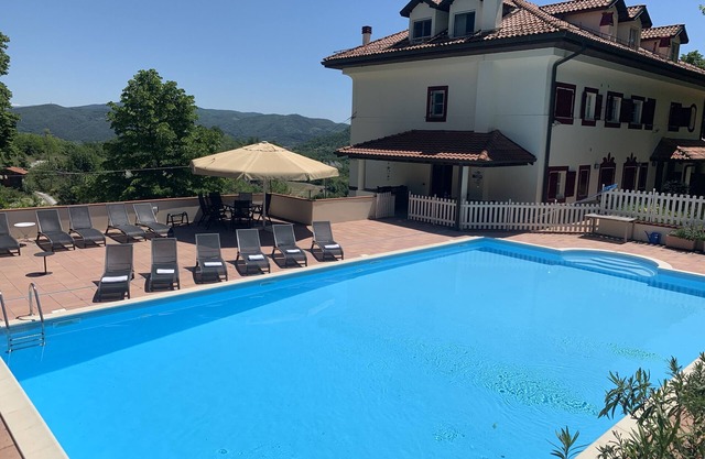 Anwesen mit 10 SZ in Liguria nahe der Mittelmeerküste