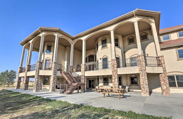 10 Mi to Barr Lake State Park Home with Mtn Views