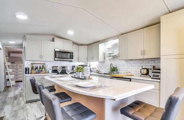 10 Mi to Beaches: Home w/ Pool Access in Largo!