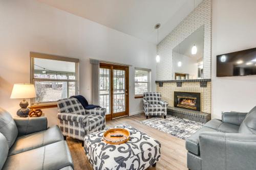10 Mi to Denver Pet-Friendly Arvada Home with Yard!