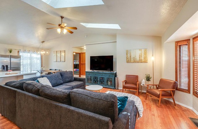 10 Mi to Downtown Flagstaff Cozy Home with AandC