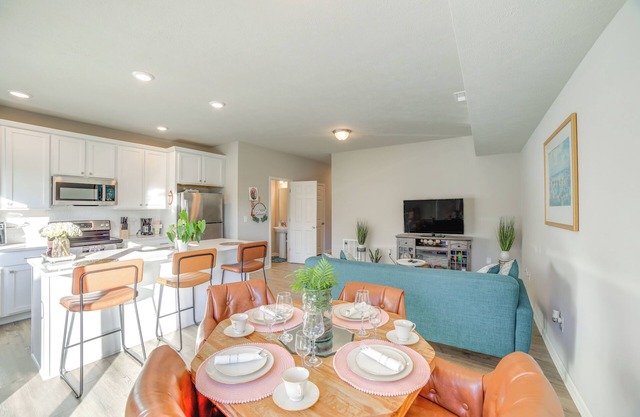10 Mi to Grand Rapids: Modern Townhome!