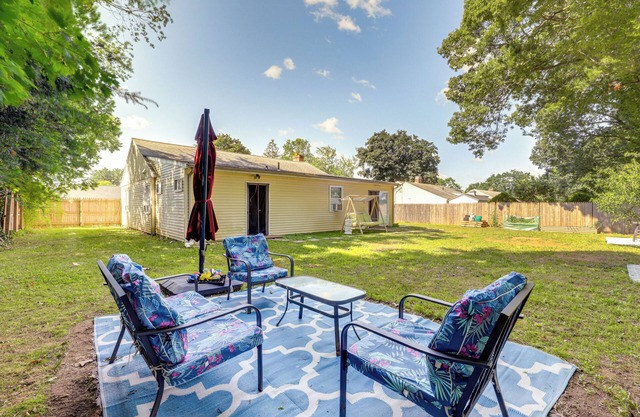 10 Mi to Hartford: Family Home w/Yard