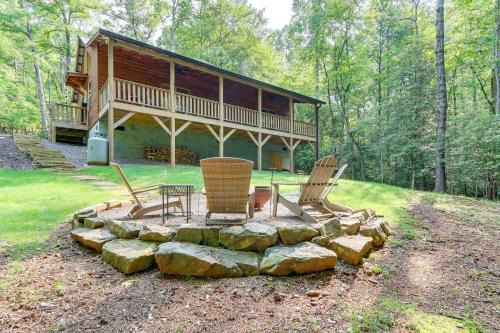 10 Mi to Main St Murphy Cabin with Covered Deck!