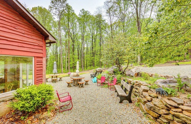 10 Mi to Mtn Resort: Normalville Cabin w/ Balcony!